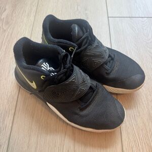 Nike Team Hustle Basketball Shoes Black and White Athletic Shoes